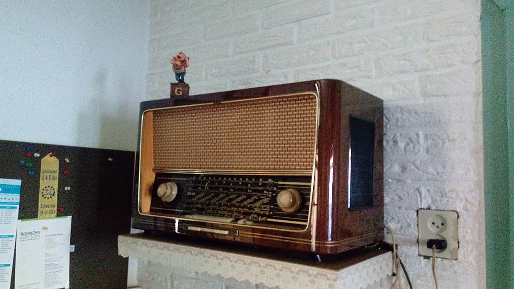 px Old radio Winschoten
